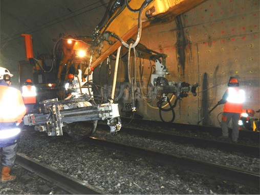 挖改錨桿鉆車施工于法國(guó)鐵路隧道（意大利）